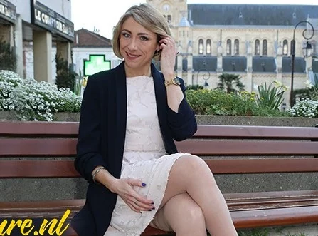 Незнакомая милфа на лавочке дала в жопу