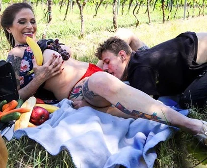 Богатая мамочка трахнула личного водителя на пикнике