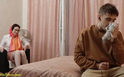 Мамка возбудилась от того, что пасынок нюхает её трусики