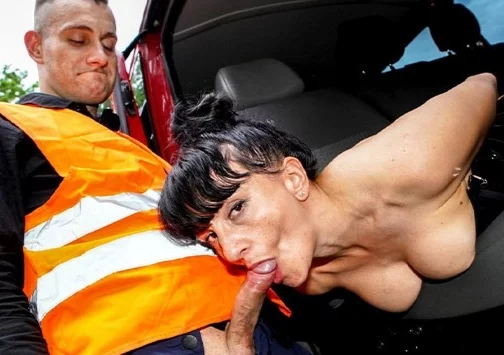 Мамочка с мужем, ищут кого бы трахнуть в своем фургоне