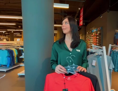 Трахнул мамочку продавщицу, прямо в магазине одежды