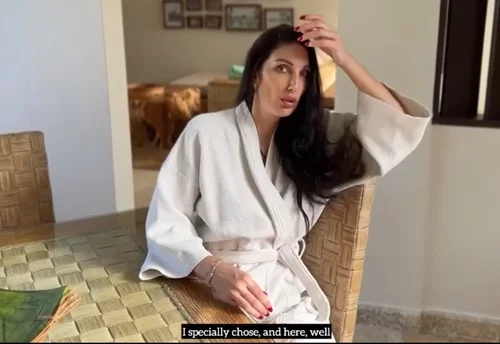 Милфа поселилась в отеле и пока ждала мужа, трахнула электрика