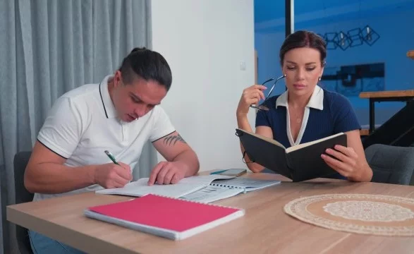 Стал дрочить на голые фото своей репетиторши, но был пойман