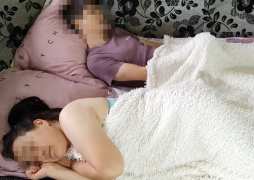 Пасынок дрочит каждый день, даже когда мачеха спит рядом