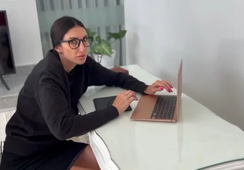 Русская скромная училка, превратилась в похотливую милфу