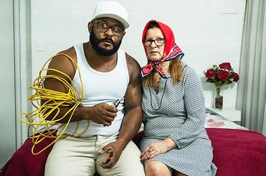 Негр встречается с бабулькой и трахает её в задницу