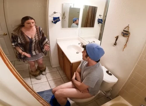 Мачехе надоело, что пасынок постоянно занимает туалет и дрочит