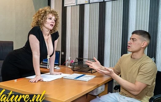 Молодые сотрудники знают как успокоить злую начальницу