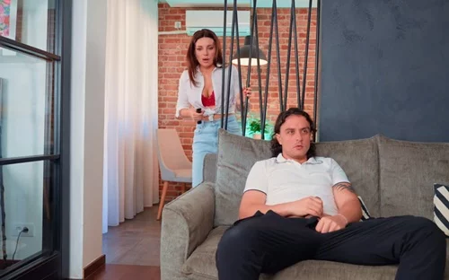 Не заметив мачеху, пасынок стал дрочить в зале