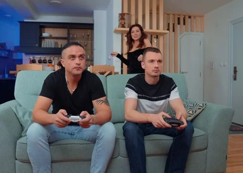 Трахая друга пасынка, мачеха обрадовалась, что пасынок тоже пришёл