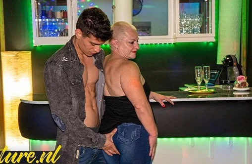 Лысая спортивная бабуля познакомилась с молодым парнем