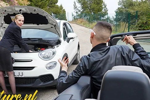 Помог зрелой бабке с машиной и не только