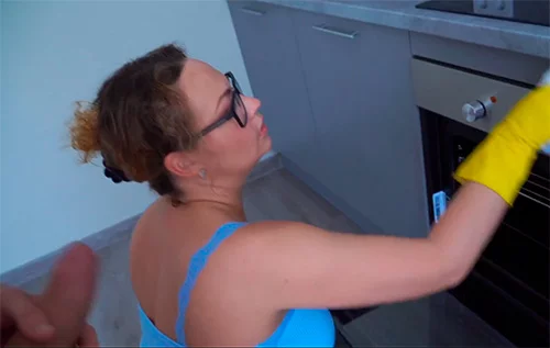 Привет, ребята, сейчас я сниму, как я трахаю свою мачеху