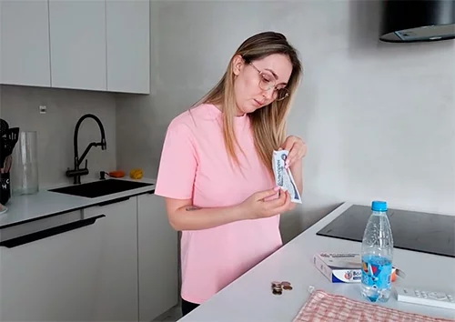 Мачеха думает, что это муж трахает её в ванной