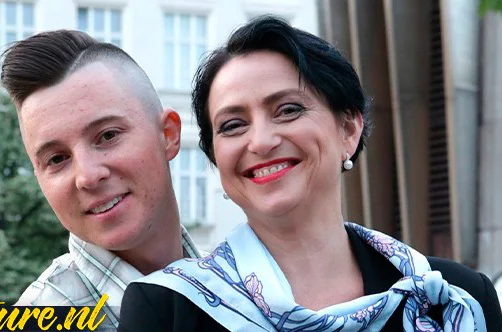 Зрелая Люся решила сходить на свидание с молодым человеком