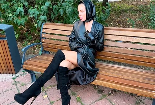 Распутная милфа показала молодому прохожему, что она без трусиков