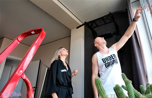 Русская милфа вызвала мужа на час, чтобы он починил окно