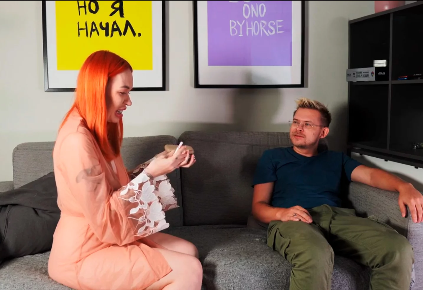 Рыжая мачеха спалила пасынка за курением и тоже захотела