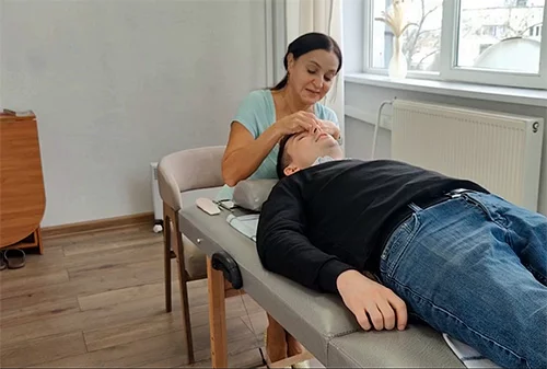 Пришел к мамке друга на выщипывание бровей