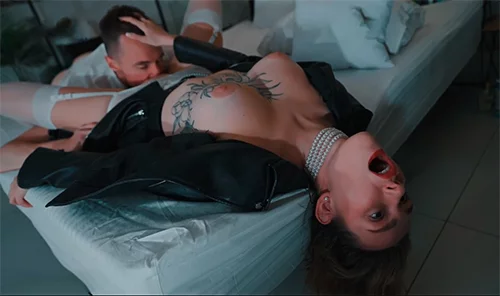 Пьяная мачеха случайно упала спать на кровать пасынка