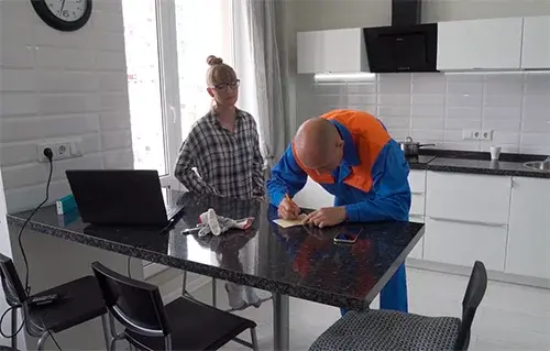 У мамочки нету денег на сантехника, но она классно сосёт член