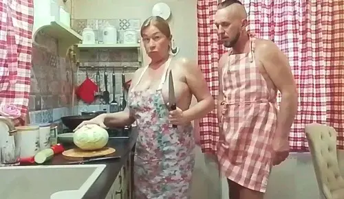 Мачеха обнаженная готовит спагетти, а я ей помогаю своим членом