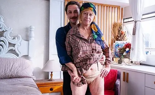 Когда никто не дает свою жопу, уродливая бабуля тоже подойдет