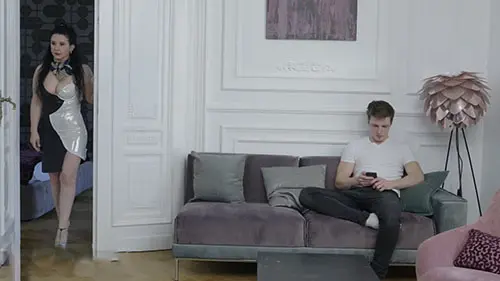 Когда итальянская мачеха показывает свою волосатую киску, у пасынка моментом встает член