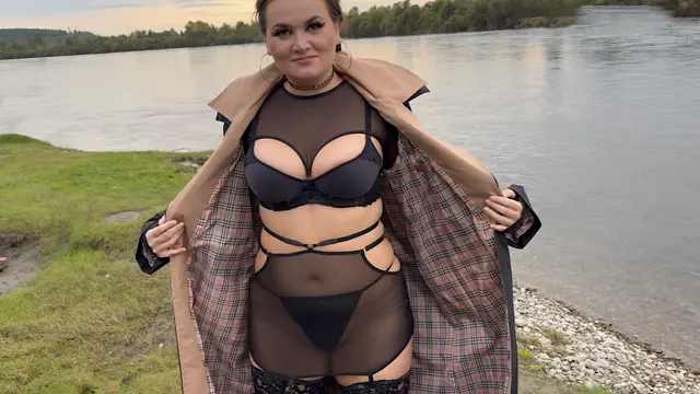 Пасынок, я хотела твоему отцу сюрприз сделать, но ты тоже подойдешь. Ныряй мне под плащик и узнаешь, что за сюрприз