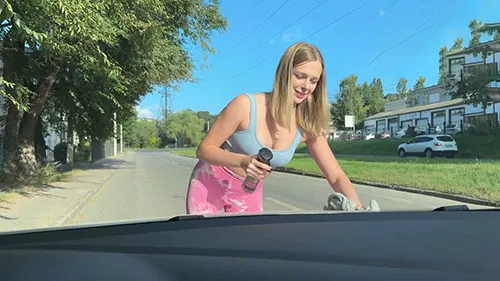 Красотка, ты сможешь заработать и больше. Сделаешь мне голую уборку дома?