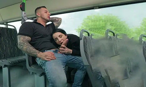 Парень публично трахнул европейскую зрелку в автобусе