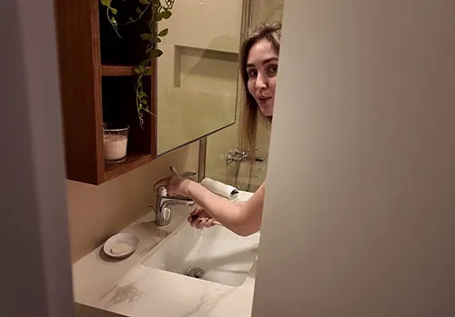 Мачеха, я выпил виагру вместо витаминов, и теперь я не могу не мастурбировать